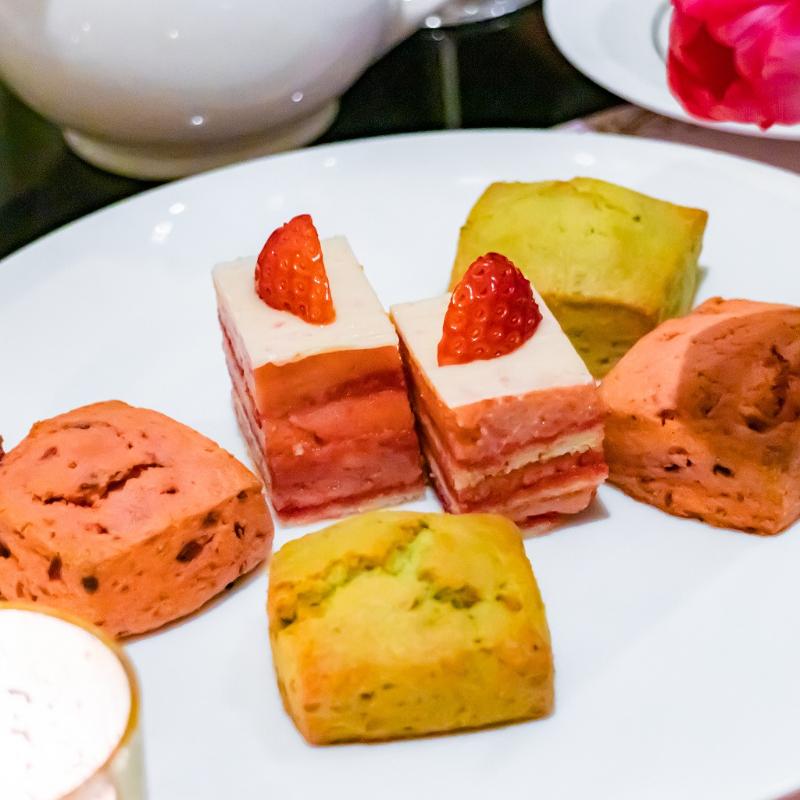ニューヨークラウンジ／ホテルインターコンチネンタル東京ベイのストロベリーアフタヌーンティーwith LADURÉE　～マリー・アントワネットの世界～のスタンド2段目画像