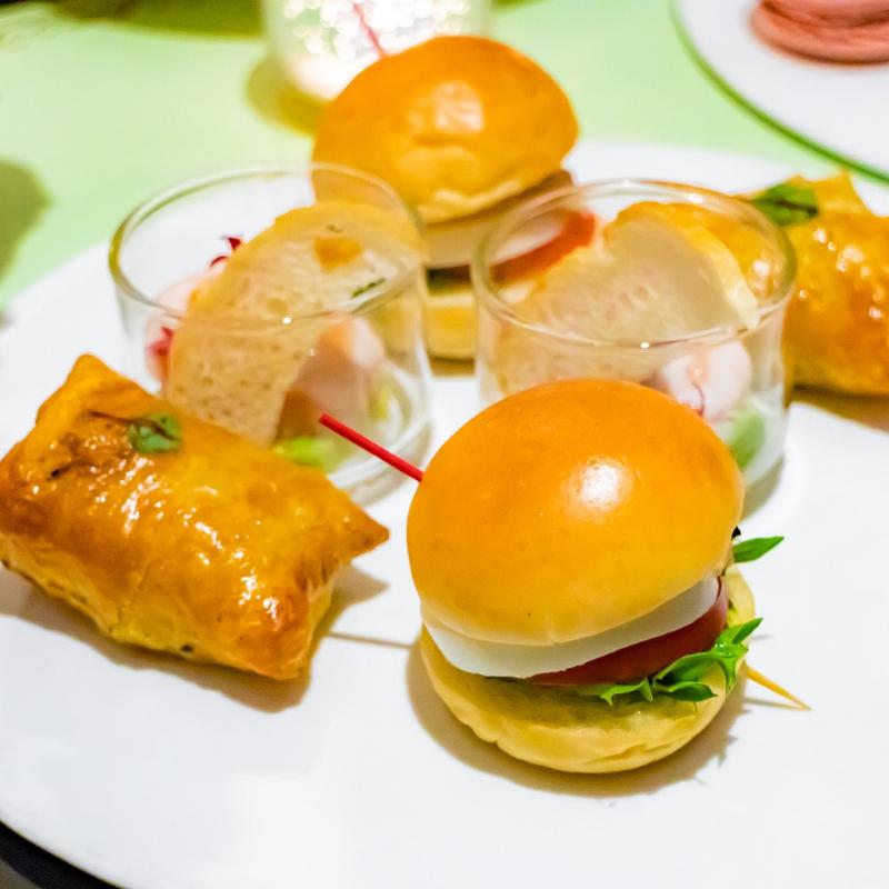 ニューヨークラウンジ／ホテルインターコンチネンタル東京ベイのストロベリーアフタヌーンティーwith LADURÉE　～マリー・アントワネットの世界～のスタンド3段目画像
