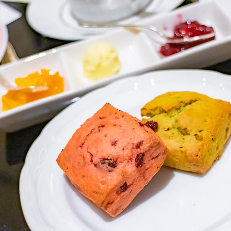 ニューヨークラウンジ／ホテルインターコンチネンタル東京ベイのストロベリーアフタヌーンティーwith LADURÉE　～マリー・アントワネットの世界～のスコーン画像