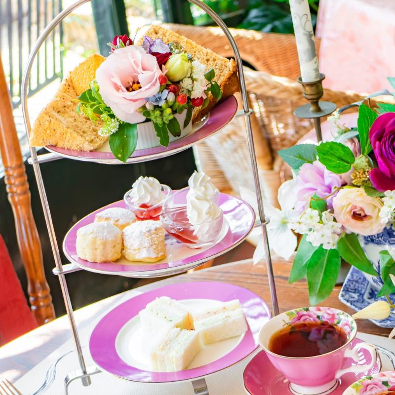 アリスの茶屋のオリジナルランチプレートのアフタヌーンティーセットのスタンド画像
