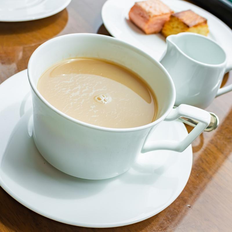 トゥエンティエイト／コンラッド東京の桜ストロベリーのグレイスフル・アフタヌーンティーの飲み物画像