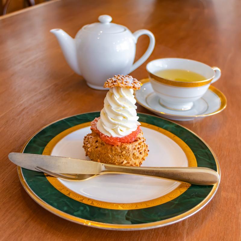 蔵前の喫茶 半月で季節のシュークリームとお茶の画像