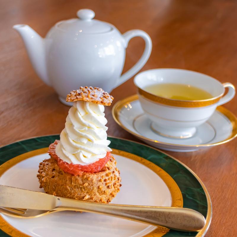 蔵前の喫茶 半月で季節のシュークリームとお茶の画像