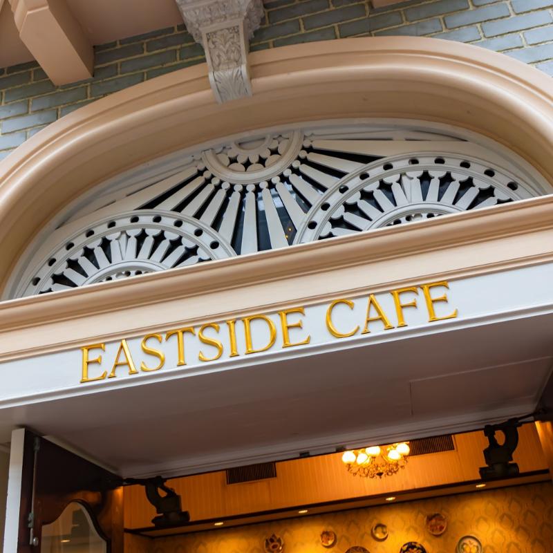 東京ディズニーランドのイーストサイドカフェで40周年スペシャルメニューを堪能の画像