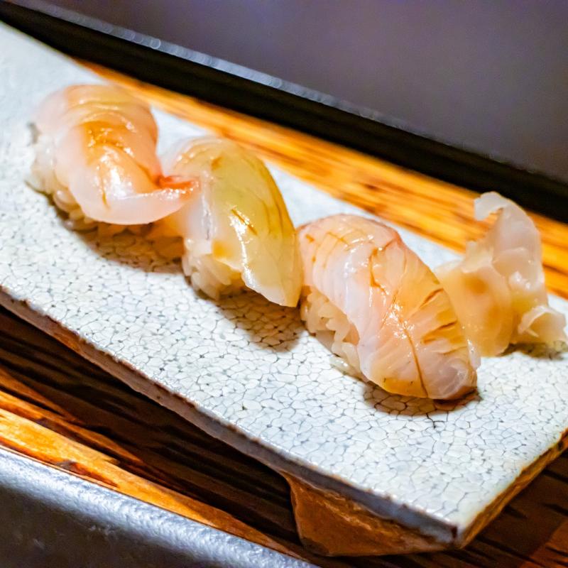 鮨 輝らくでお寿司のティーペアリングを堪能の画像
