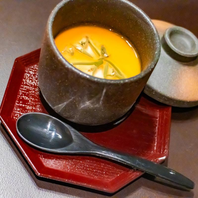 鮨 輝らくでお寿司のティーペアリングを堪能の画像