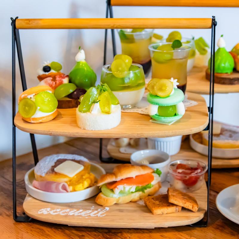 カフェ アクイーユのシャインマスカットのアフタヌーンティーのスタンド画像