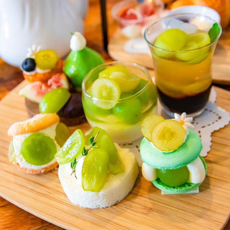 カフェ アクイーユのシャインマスカットのアフタヌーンティーのスイーツ画像