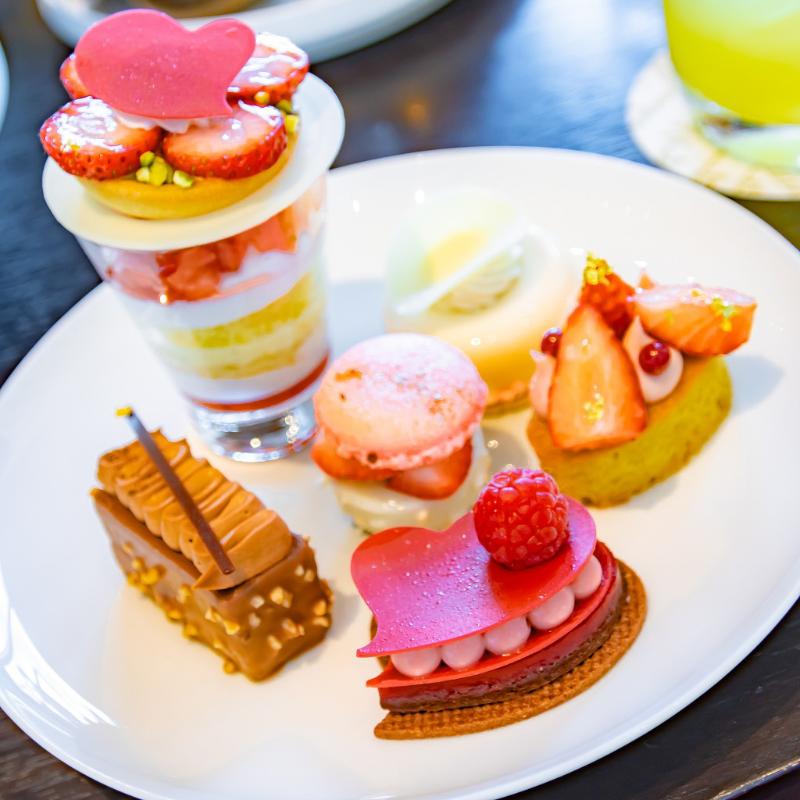 ザ ラウンジ／フォーシーズンズホテル東京大手町のストロベリー ＆ チョコレートアフタヌーンティーのスイーツ画像