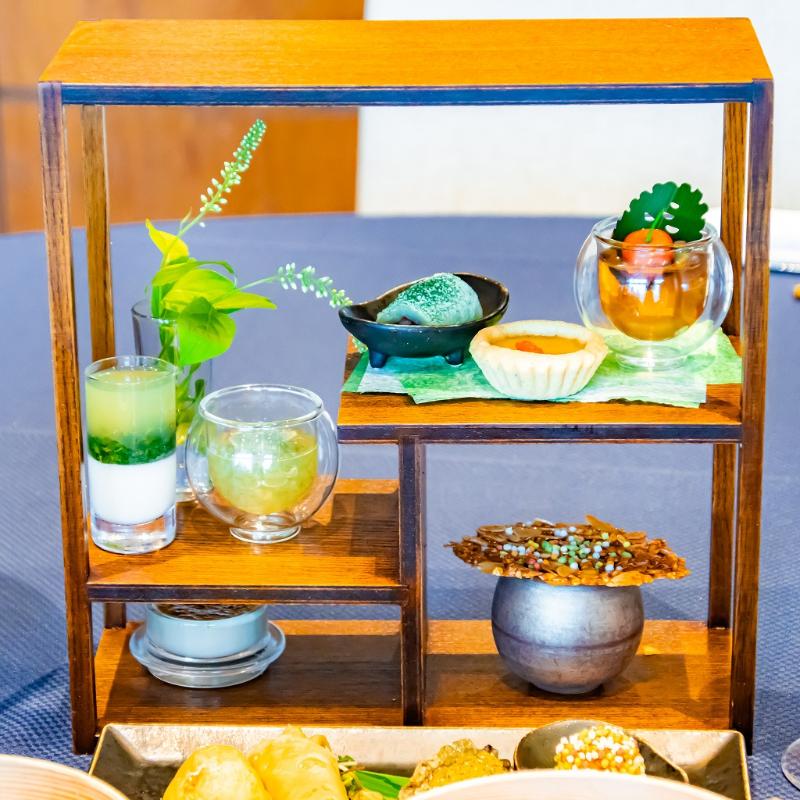 チャイナシャドー／ストリングスホテル東京インターコンチネンタルの爽やかな初夏の味わい チャイニーズアフタヌーンティー 茶の究みのスタンド画像