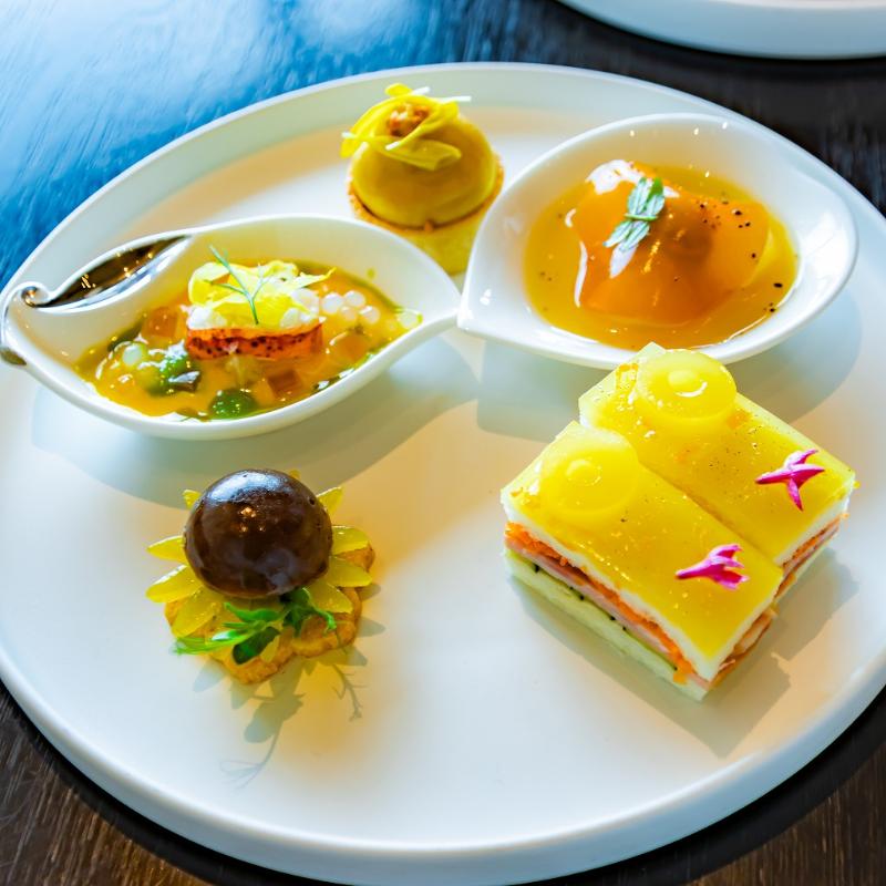 ザ ラウンジ／フォーシーズンズホテル東京大手町のフォーシーズンズイエローサマーアフタヌーンティーのスタンド2段目画像