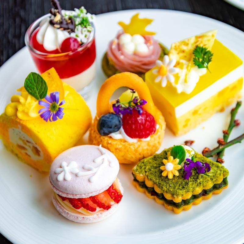 アートカラーズダイニング／パークホテル東京の春の彩り ガーデンティータイム アフタヌーンティーのスイーツ画像