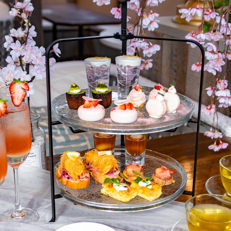latte all day dinerの桜アフタヌーンティーのスタンド画像