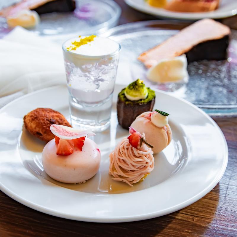 latte all day dinerの桜アフタヌーンティーのスイーツ画像