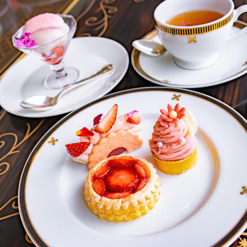 インペリアルラウンジ アクア／帝国ホテルのStrawberry & Flower Garden Afternoon Teaのスイーツ画像