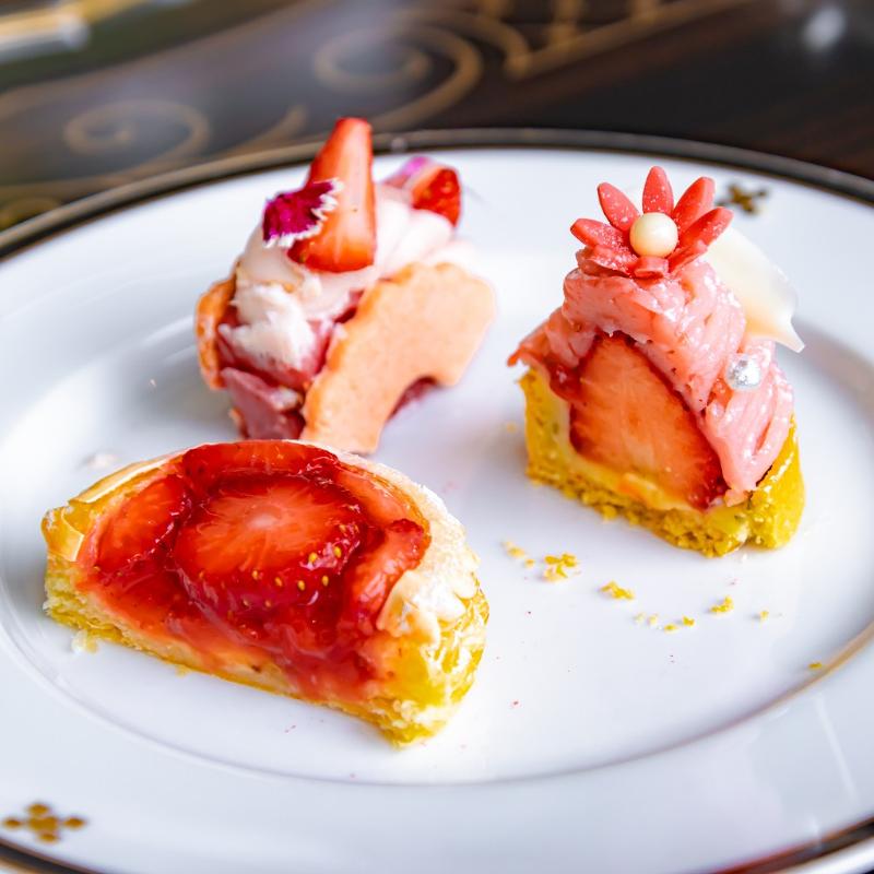 インペリアルラウンジ アクア／帝国ホテルのStrawberry & Flower Garden Afternoon Teaのスイーツ追加1画像