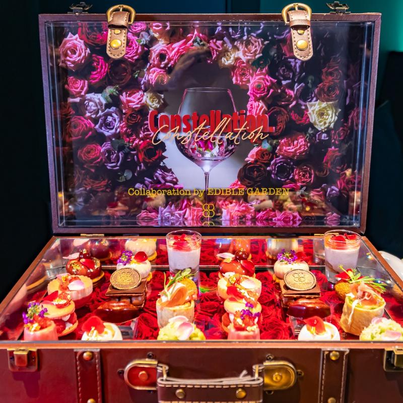 Constellation.のトランク型横浜Rose Week AT collaboration by EDIBLE GARDENのスタンド画像