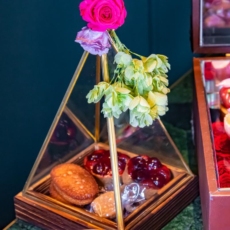 Constellation.のトランク型横浜Rose Week AT collaboration by EDIBLE GARDENのスタンド2段目画像