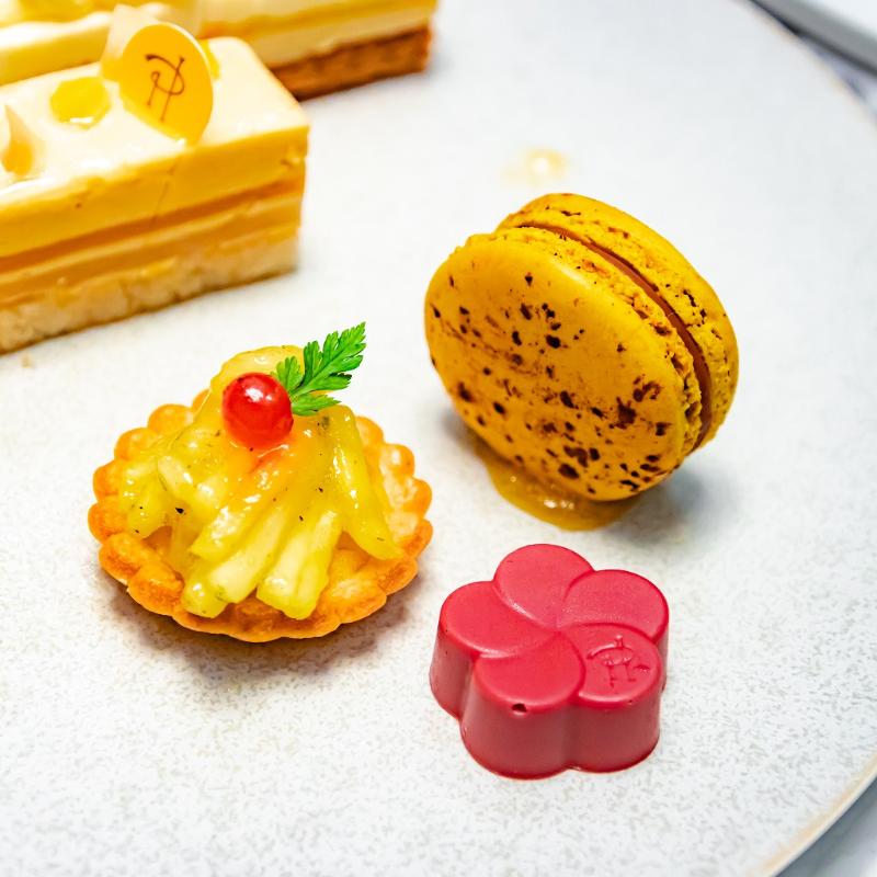 Nineteen Eighty Lounge & Bar／ハイアット リージェンシー 東京のピエール エルメ アフタヌーンティーのスイーツ追加1画像
