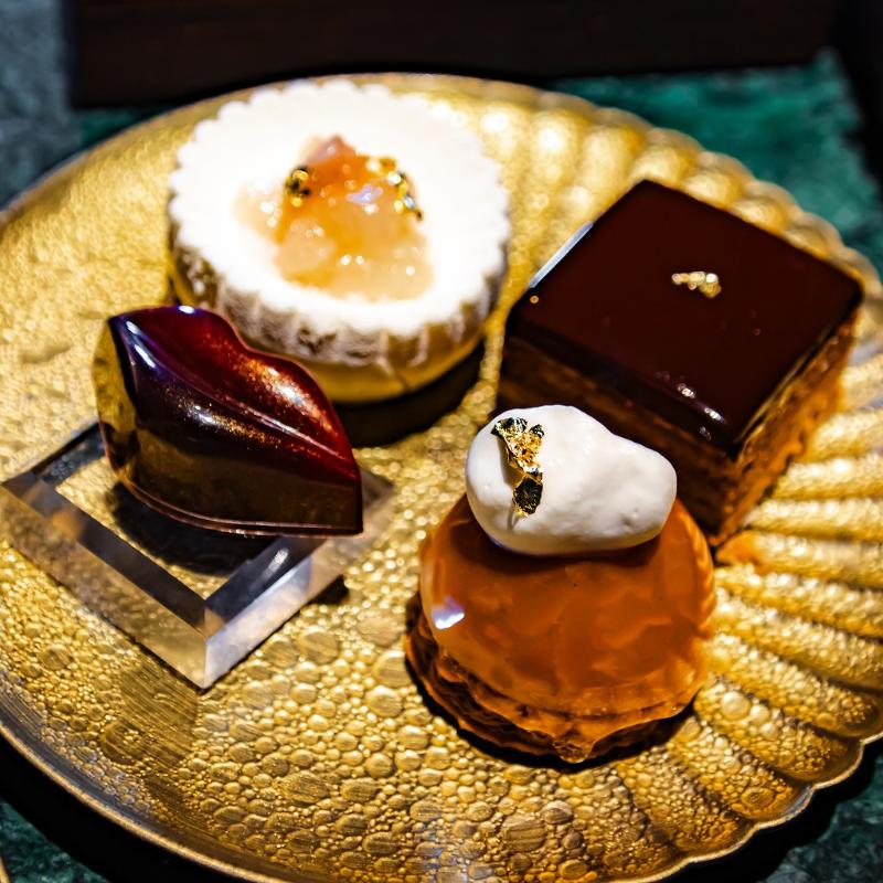 Constellation.のトランク型 Constellation. Afternoon Tea "Invitation du Fantôme – 薔薇と仮面の午後 –のスイーツ追加2画像