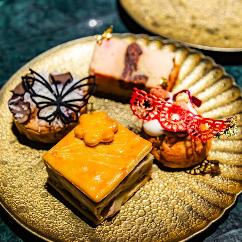 Constellation.のトランク型 Constellation. Afternoon Tea "Invitation du Fantôme – 薔薇と仮面の午後 –のセイボリー画像