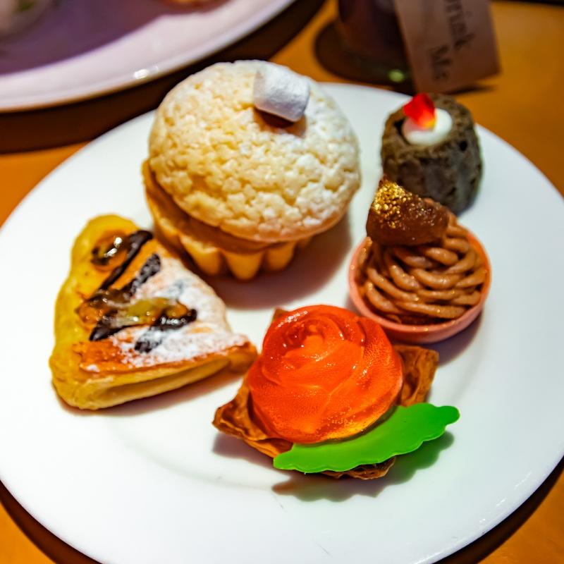 バー＆ラウンジZATTA／ヒルトン東京のプティ・ブーランジェリー「アリスとハートの女王様のお茶会」のスイーツ画像