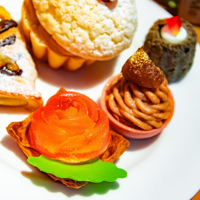 バー＆ラウンジZATTA／ヒルトン東京のプティ・ブーランジェリー「アリスとハートの女王様のお茶会」のスイーツ追加2画像