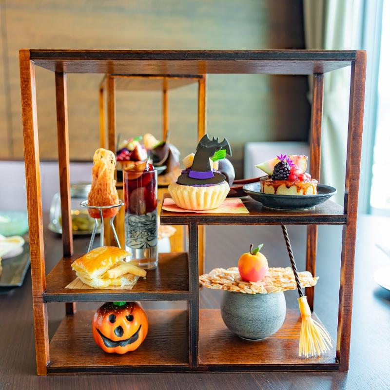 チャイナシャドー／ストリングスホテル東京インターコンチネンタルの美巡アフタヌーンティー ～魔女のスイーツマジック～のスタンド画像