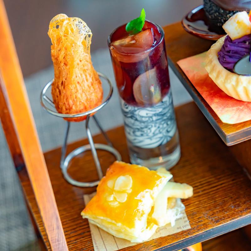 チャイナシャドー／ストリングスホテル東京インターコンチネンタルの美巡アフタヌーンティー ～魔女のスイーツマジック～のスタンド2段目画像