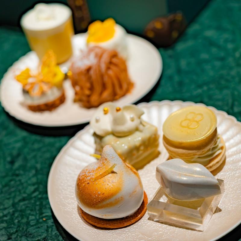 Constellation.のトランク型 Constellation. Afternoon Tea “Cristal Noël” ― 白と黄金の聖夜讃歌 ―のスイーツ画像