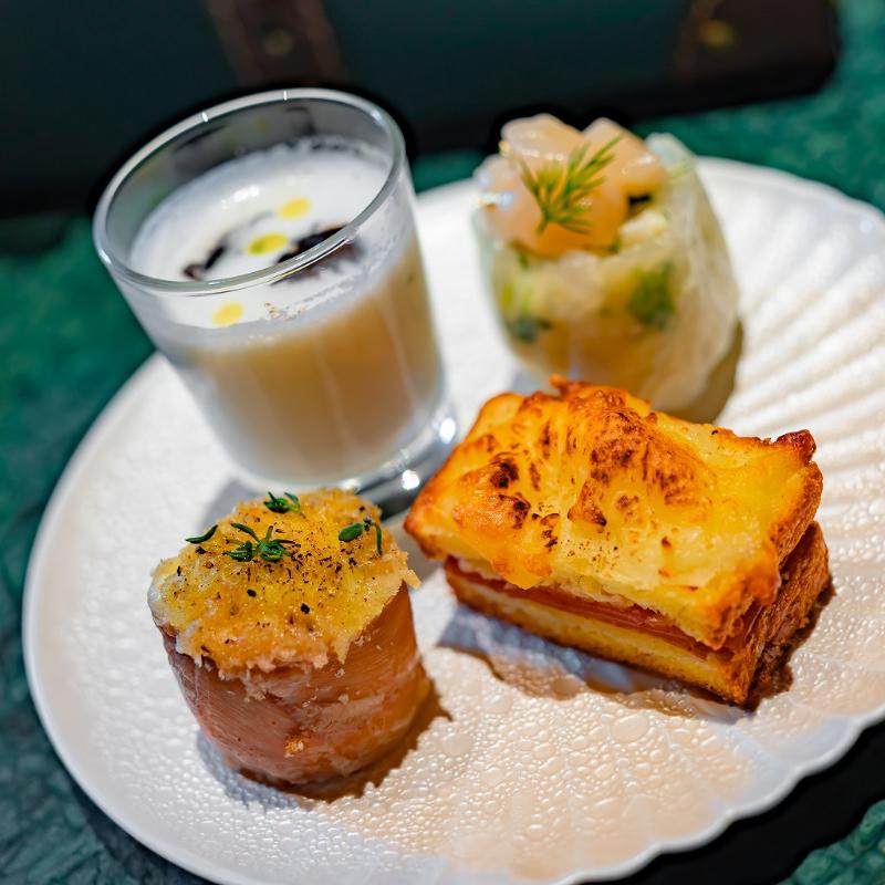 Constellation.のトランク型 Constellation. Afternoon Tea “Cristal Noël” ― 白と黄金の聖夜讃歌 ―のセイボリー画像