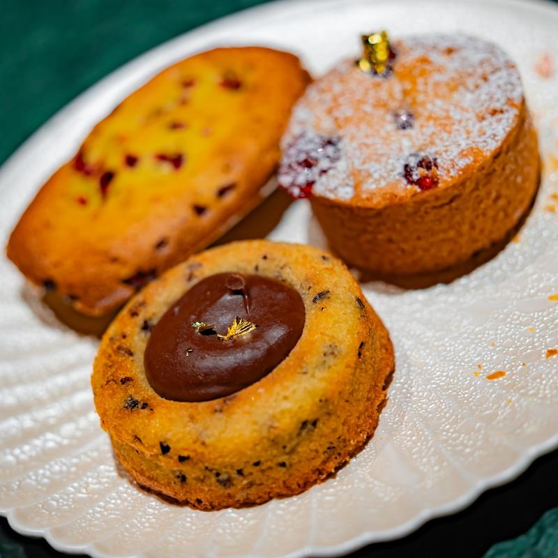 Constellation.のトランク型 Constellation. Afternoon Tea “Cristal Noël” ― 白と黄金の聖夜讃歌 ―のスコーン画像