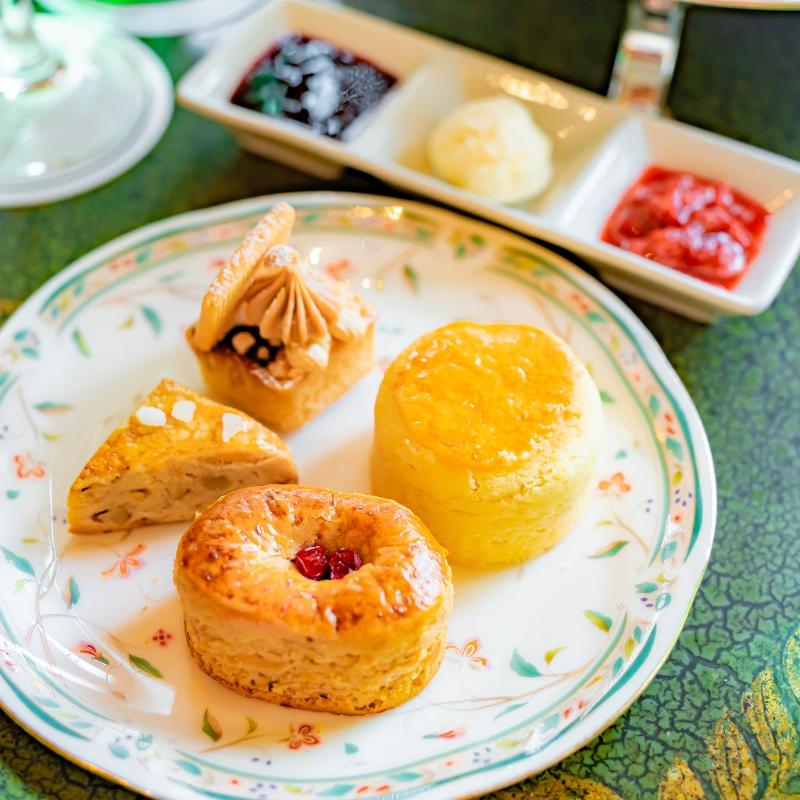 ロビーラウンジ ル・ジャルダン／ホテル椿山荘東京のTales of Moominland Midwinter アフタヌーンティーのスコーン画像