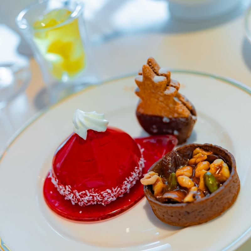 ザ・カハラ・ラウンジ／ザ・カハラ・ホテル＆リゾート横浜のクリスマスアフタヌーンティーのスイーツ画像