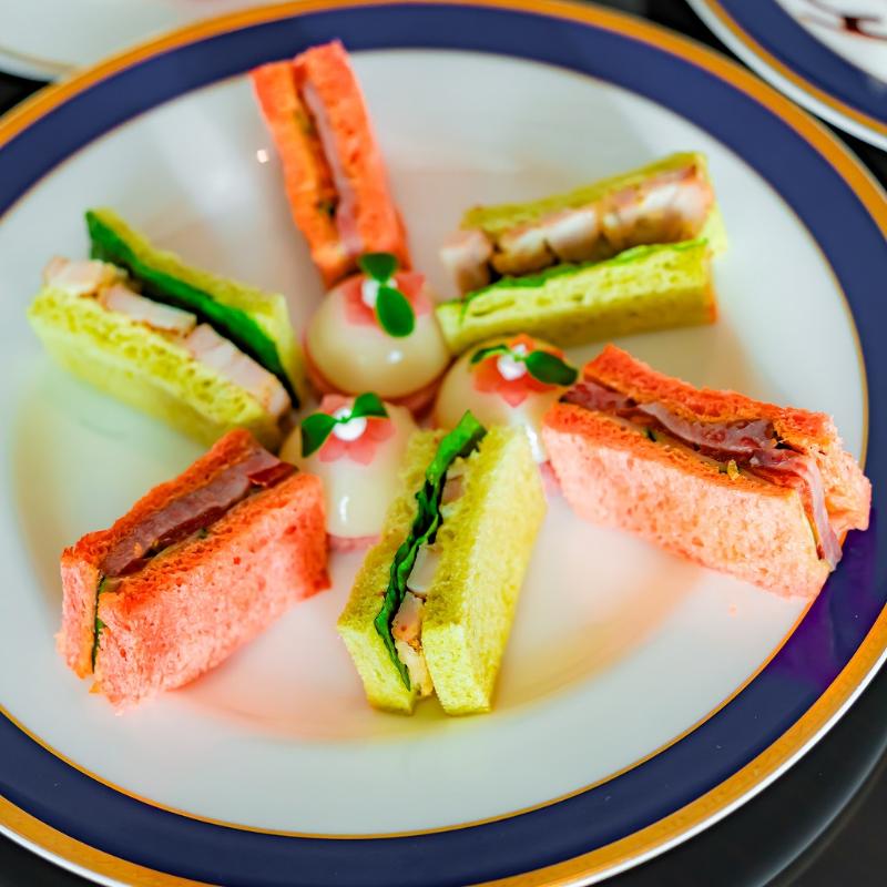 クラブラウンジ／ザ・リッツ・カールトン東京のフェスティブモーメンツアフタヌーンティーのスタンド2段目画像