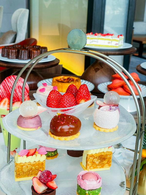 ビュメール／フェアモント東京のいちごのフラワーブーケアフタヌーンティーのスタンド1段目画像