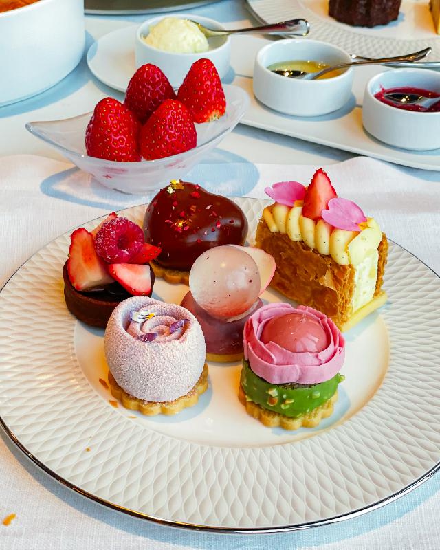 ビュメール／フェアモント東京のいちごのフラワーブーケアフタヌーンティーのスイーツ画像