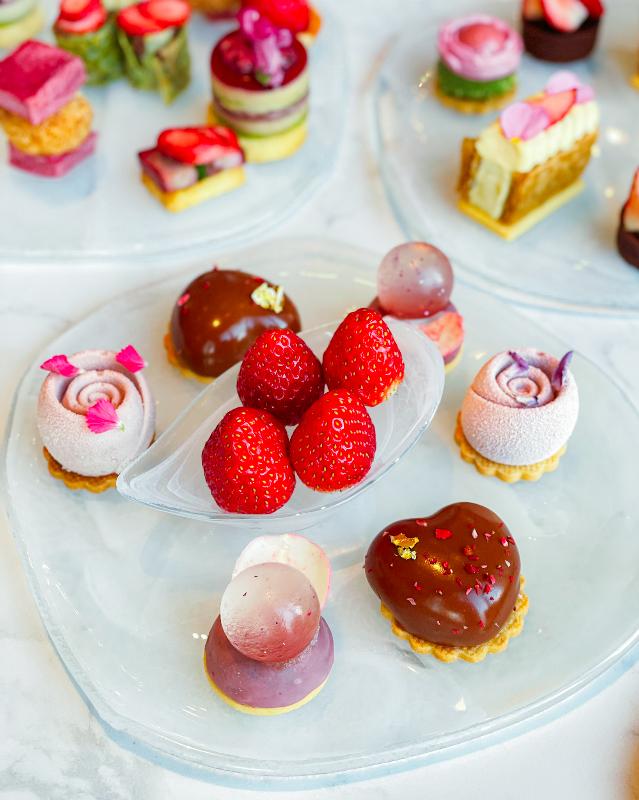 ビュメール／フェアモント東京のいちごのフラワーブーケアフタヌーンティーのスイーツ追加2画像