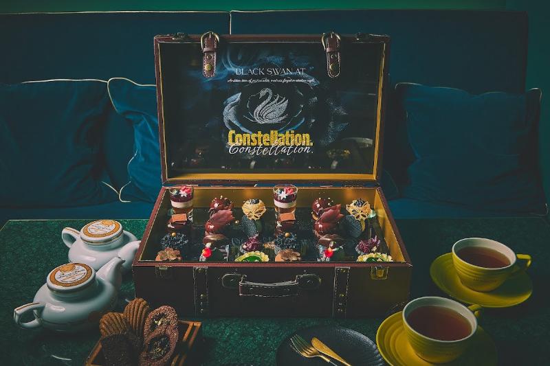 トランク型 Constellation. “Black Swan” Afternoon Tea ― 光から闇 へ、羽音のように移ろう12の瞬間 ―の画像1