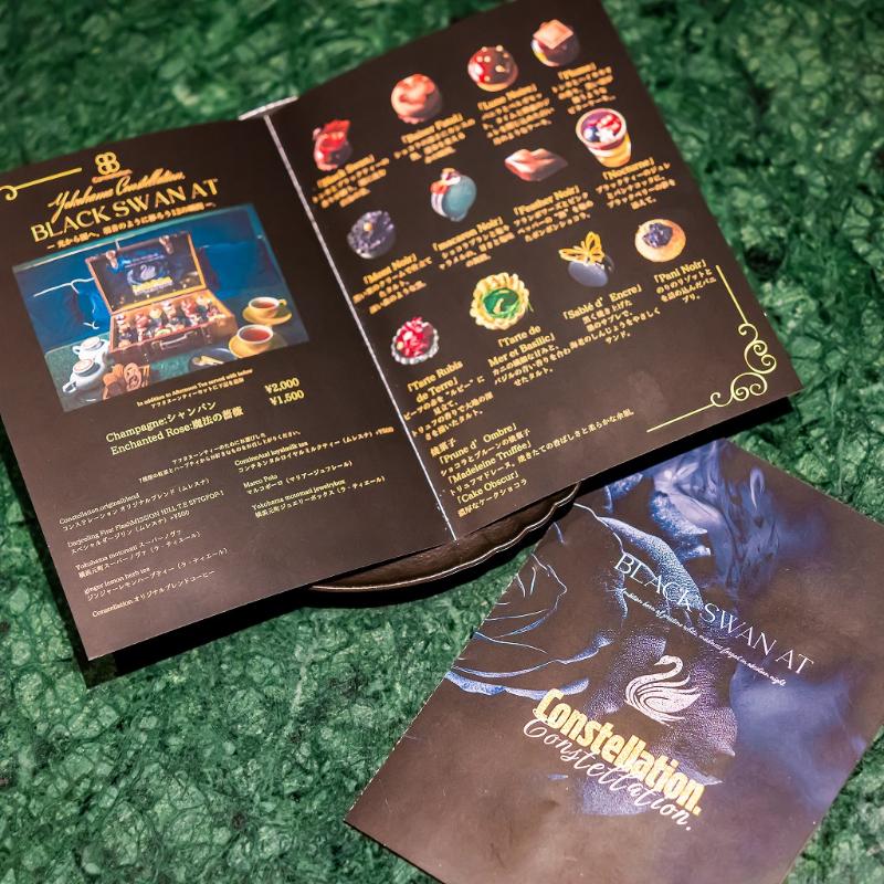 Constellation.のトランク型 Constellation. “Black Swan” Afternoon Tea ― 光から闇 へ、羽音のように移ろう12の瞬間 ―のアフタヌーンティー画像