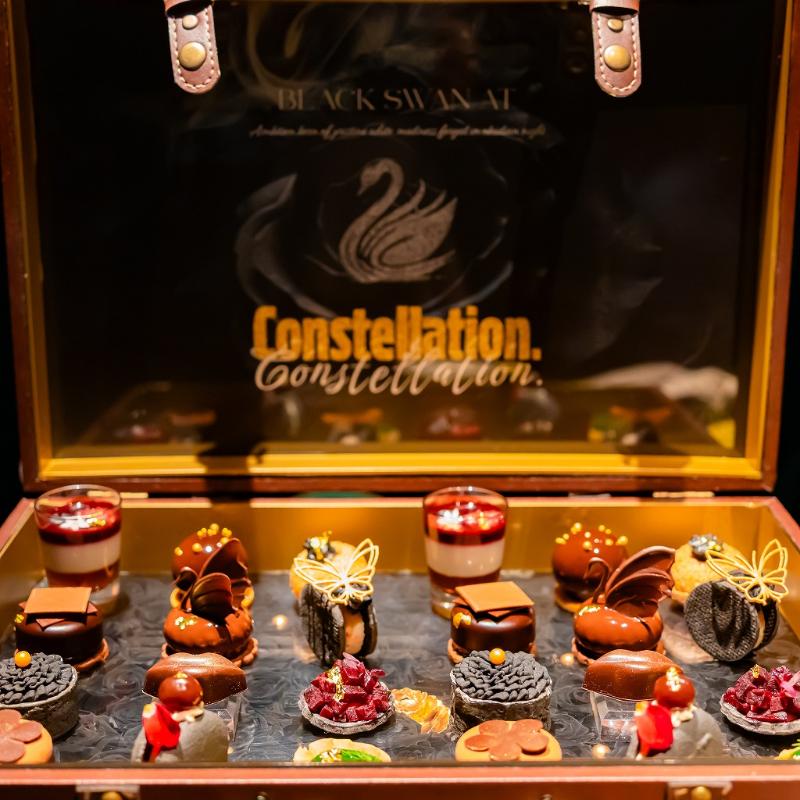 Constellation.のトランク型 Constellation. “Black Swan” Afternoon Tea ― 光から闇 へ、羽音のように移ろう12の瞬間 ―のアフタヌーンティー画像2