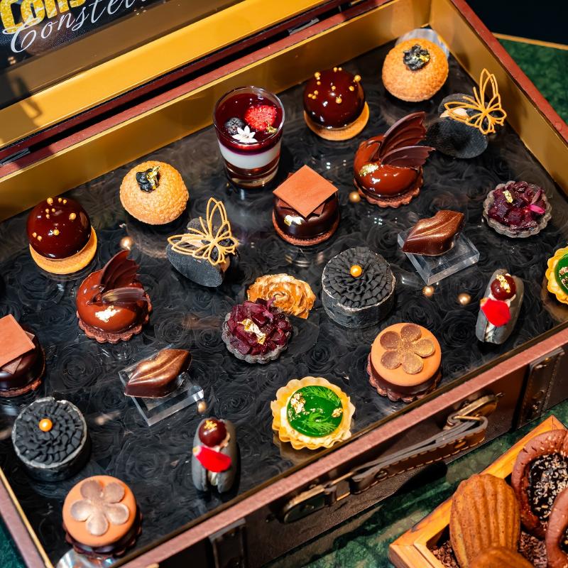 Constellation.のトランク型 Constellation. “Black Swan” Afternoon Tea ― 光から闇 へ、羽音のように移ろう12の瞬間 ―のスタンド1段目画像