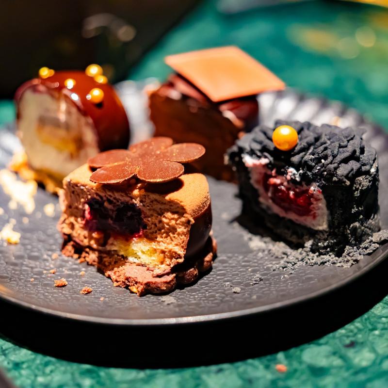 Constellation.のトランク型 Constellation. “Black Swan” Afternoon Tea ― 光から闇 へ、羽音のように移ろう12の瞬間 ―のスイーツ追加2画像