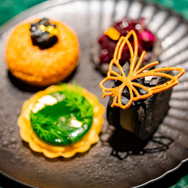 Constellation.のトランク型 Constellation. “Black Swan” Afternoon Tea ― 光から闇 へ、羽音のように移ろう12の瞬間 ―のセイボリー画像