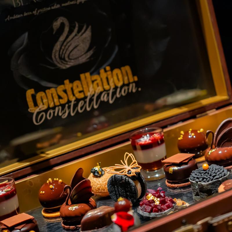 Constellation.のトランク型 Constellation. “Black Swan” Afternoon Tea ― 光から闇 へ、羽音のように移ろう12の瞬間 ―のあとがき1画像