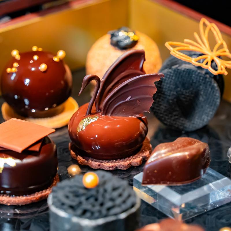 Constellation.のトランク型 Constellation. “Black Swan” Afternoon Tea ― 光から闇 へ、羽音のように移ろう12の瞬間 ―のあとがき2画像