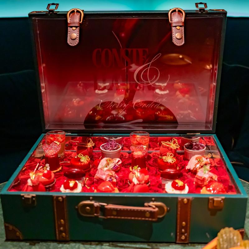 Constellation.のトランク型 Constellation. “Cherry Coded” Afternoon Tea ― 赤は、甘さだけの色ではない ―のスタンド画像