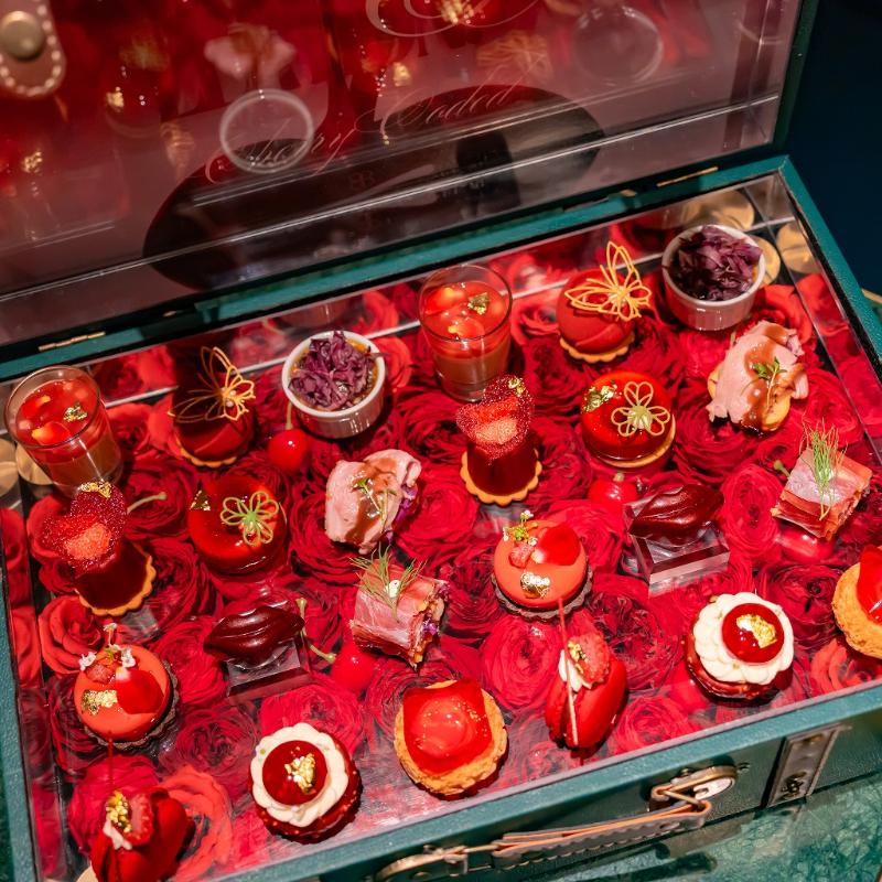 Constellation.のトランク型 Constellation. “Cherry Coded” Afternoon Tea ― 赤は、甘さだけの色ではない ―のスタンド1段目画像