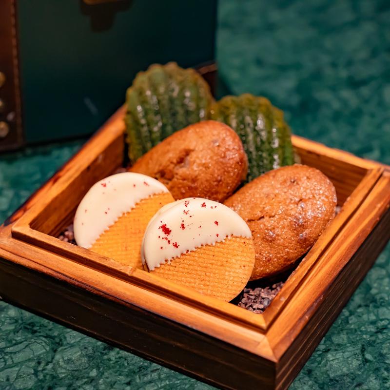 Constellation.のトランク型 Constellation. “Cherry Coded” Afternoon Tea ― 赤は、甘さだけの色ではない ―のスタンド2段目画像