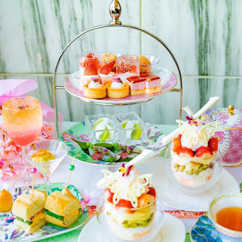バー・ラウンジ THE BAR／ザ ロイヤルパークホテル アイコニック 東京汐留のAFTERNOON TEA with “SIROCCO”「ストロベリー＆桜」のスタンド画像